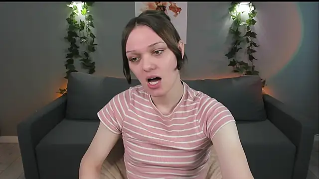 emiliarouds online show from December 13, 1:23 pm