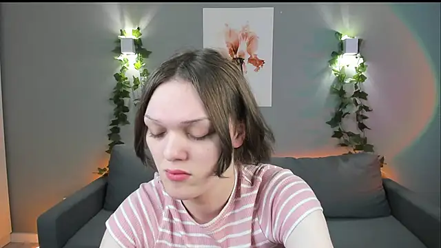 emiliarouds online show from December 14, 11:39 am