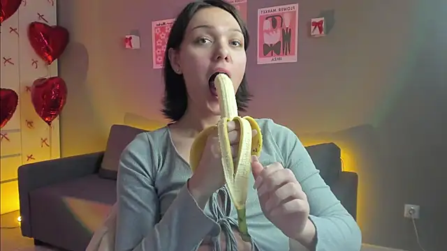 emiliarouds online show from February 11, 8:20 pm