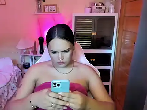 Snapshot of urluscious_russel chatting on October 23, 10:47 pm urluscious russel online show from October 23, 10:47 pm
