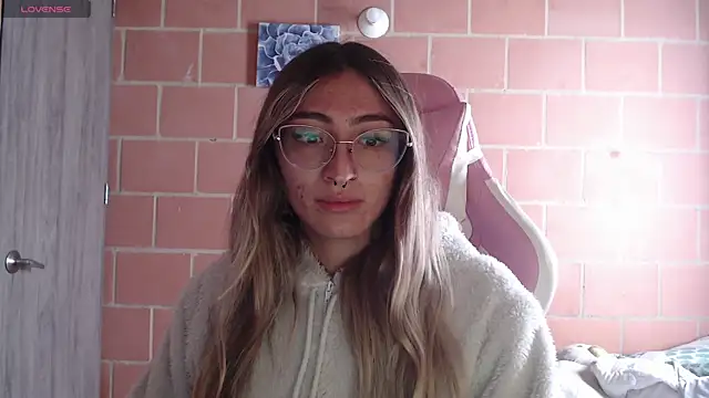 Snapshot of Andrea_camilaaa chatting on October 28, 2:15 pm Andrea camilaaa online show from October 28, 2:15 pm