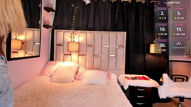 melody-rouss online show from December 18, 4:40 am