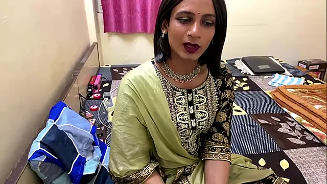 LuvLayla online show from November 11, 6:10 pm