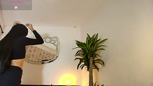 lucianaglow  online show from February 4, 12:59 am