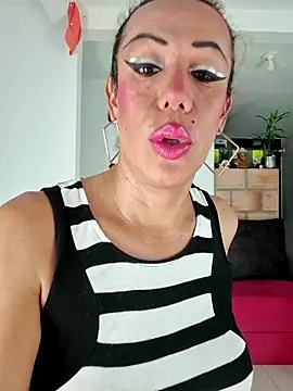 YOURSDEBORA online show from November 25, 8:00 pm