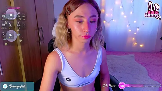 Snapshot of Littlebunny21 chatting on December 5, 8:17 pm Littlebunny21 online show from December 5, 8:17 pm