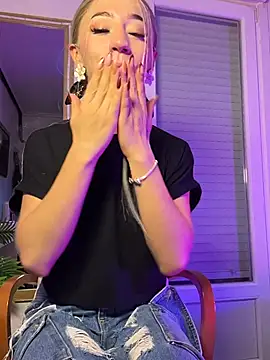 Snapshot of Littlebunny21 chatting on October 24, 8:14 pm Littlebunny21 online show from October 24, 8:14 pm