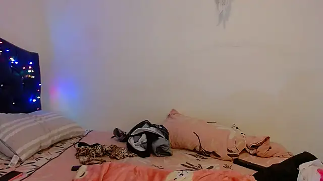 Snapshot of gooddes303salome chatting on September 22, 1:44 am gooddes303salome online show from September 22, 1:44 am