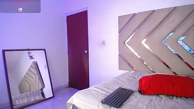 Snapshot of Raven_foxter1 chatting on January 25, 9:04 am Raven foxter1 online show from January 25, 9:04 am