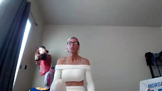 Taylorsexbot online show from December 2, 8:17 pm